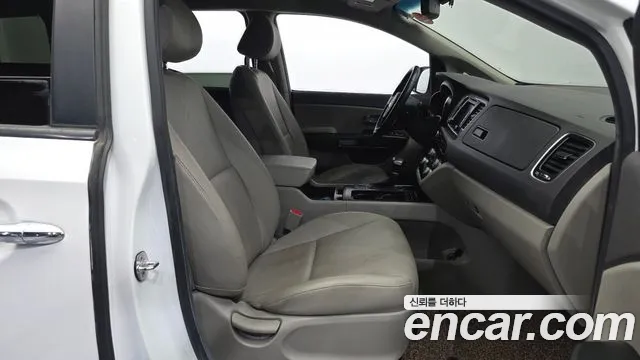 Kia Carnival 2017 thumb 11