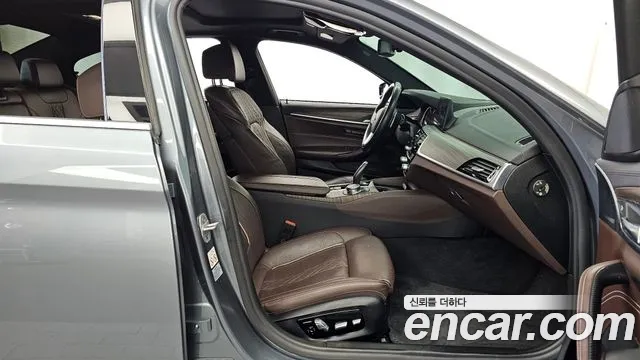 BMW 5-Series 2018 thumb 11