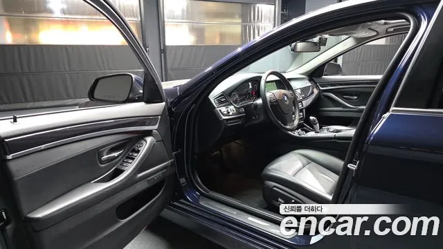 BMW 5-Series 2015 thumb 10