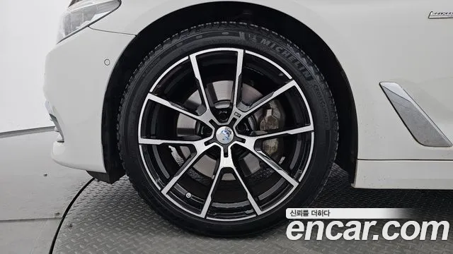 BMW 5-Series 2018 thumb 4