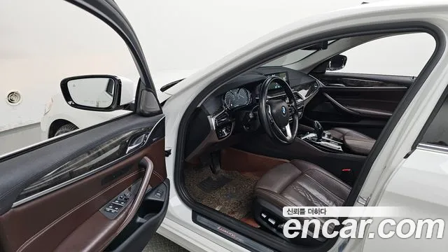BMW 5-Series 2018 thumb 9