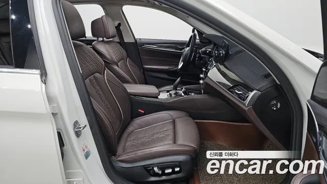 BMW 5-Series 2018 thumb 10