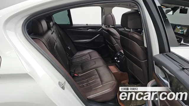 BMW 5-Series 2018 thumb 11
