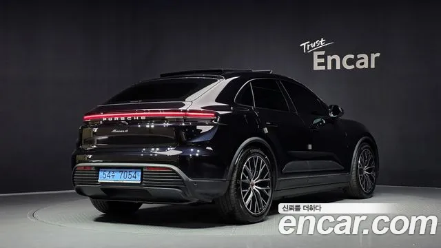 Porsche Macan 2025 thumb 2