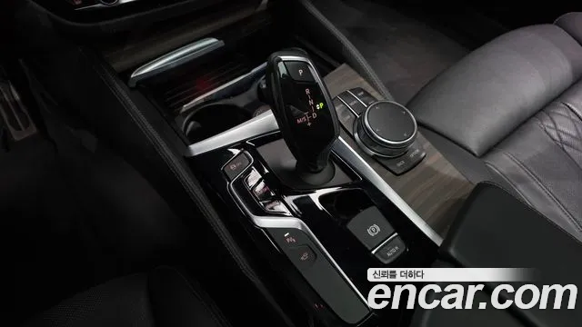 BMW 5-Series 2017 thumb 9