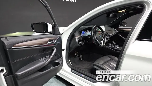 BMW 5-Series 2017 thumb 10