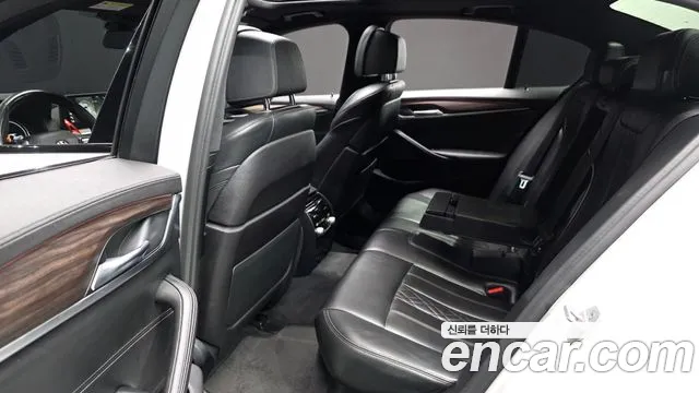 BMW 5-Series 2017 thumb 11