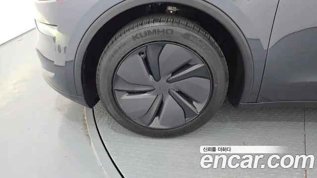 Tesla Model Y 2025 thumb 4