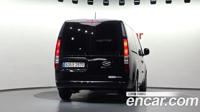 Hyundai Staria 2023 thumb 4