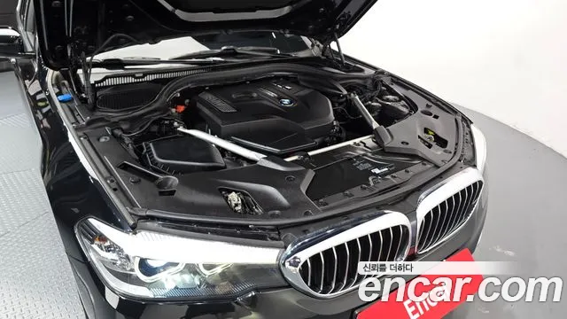 BMW 5-Series 2018 thumb 6