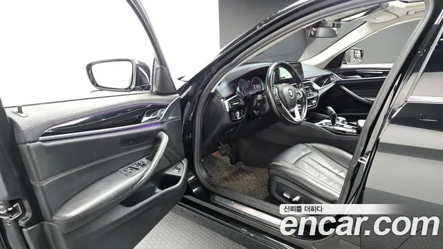 BMW 5-Series 2018 thumb 10