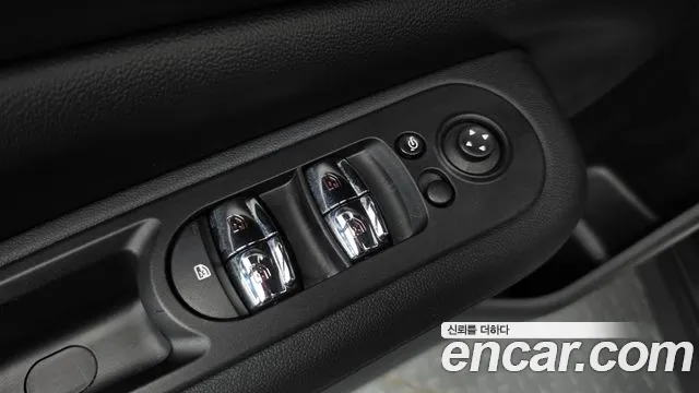 MINI Clubman 2018 thumb 11