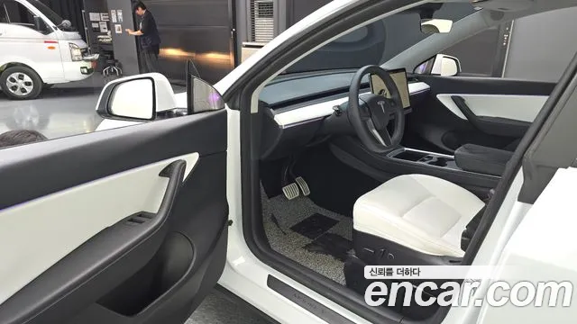 Tesla Model Y 2022 thumb 10