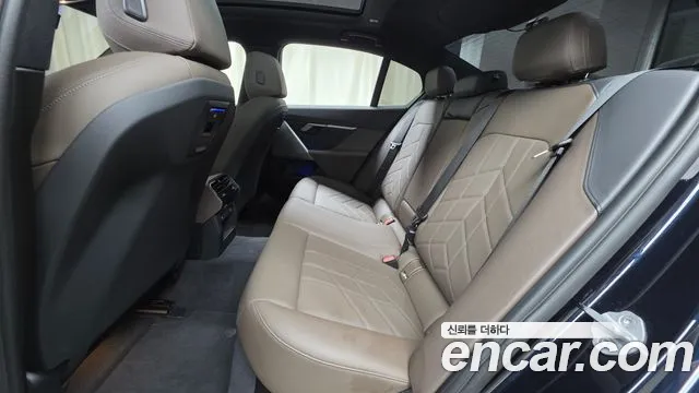 BMW 5-Series 2025 thumb 11