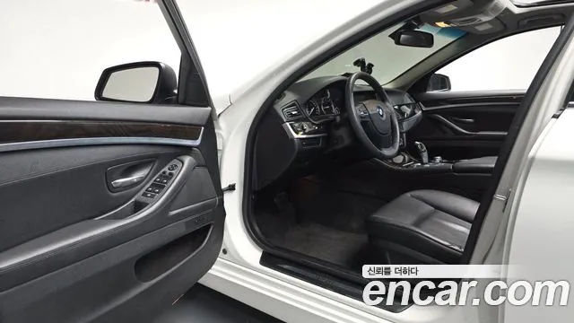 BMW 5-Series 2013 thumb 10