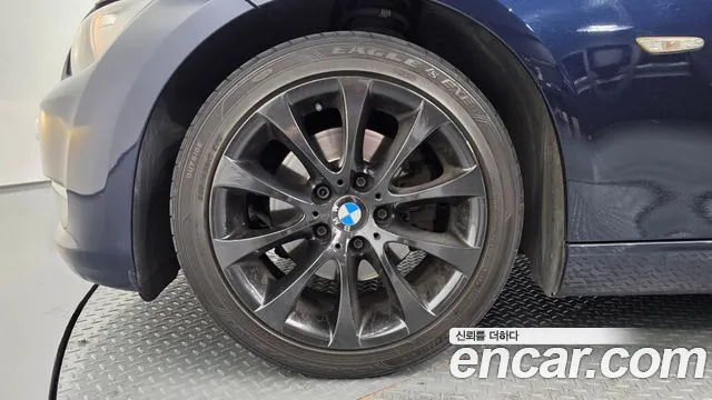 BMW 3-Series 2009 thumb 5