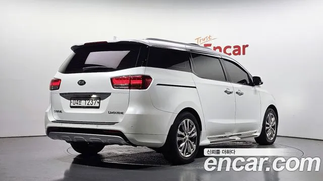 Kia Carnival 2017 thumb 2