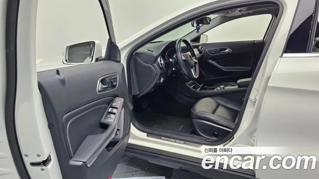 Mercedes-Benz GLA 2015 thumb 10