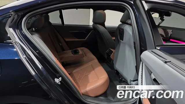 BMW 5-Series 2025 thumb 11