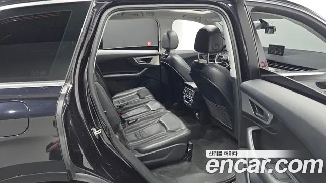 Audi Q7 2019 thumb 10