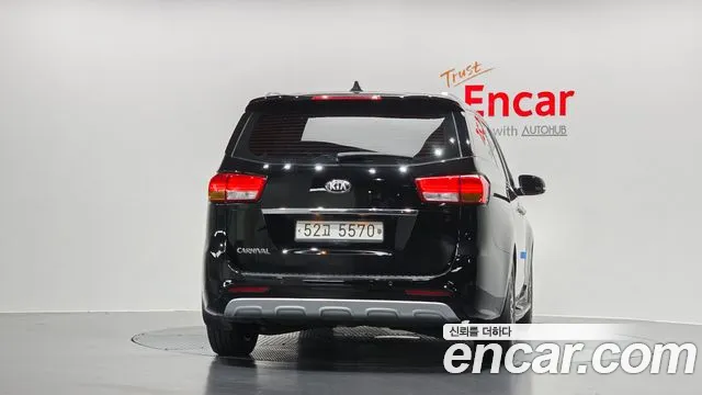 Kia Carnival 2017 thumb 4