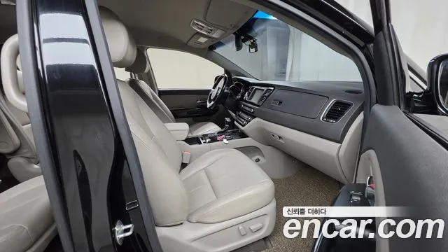 Kia Carnival 2017 thumb 10
