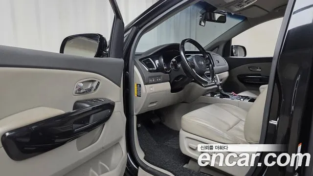 Kia Carnival 2017 thumb 11