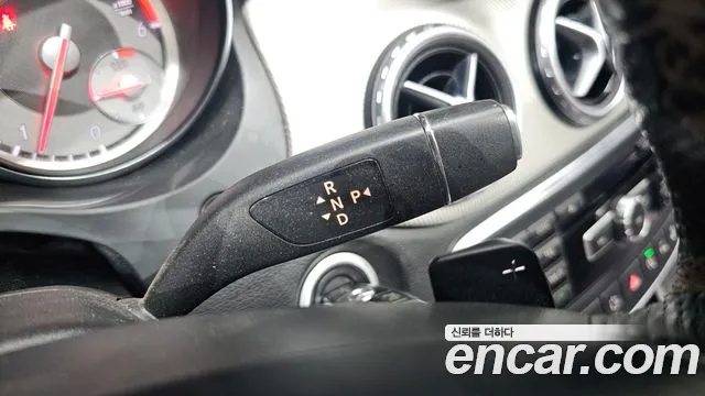 Mercedes-Benz GLA 2015 thumb 9