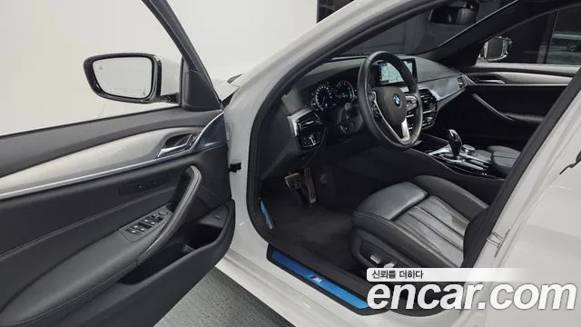 BMW 5-Series 2017 thumb 10