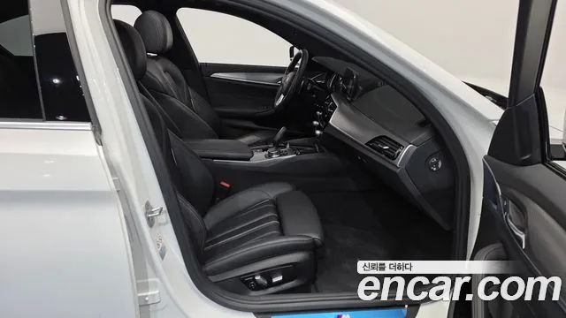 BMW 5-Series 2017 thumb 11