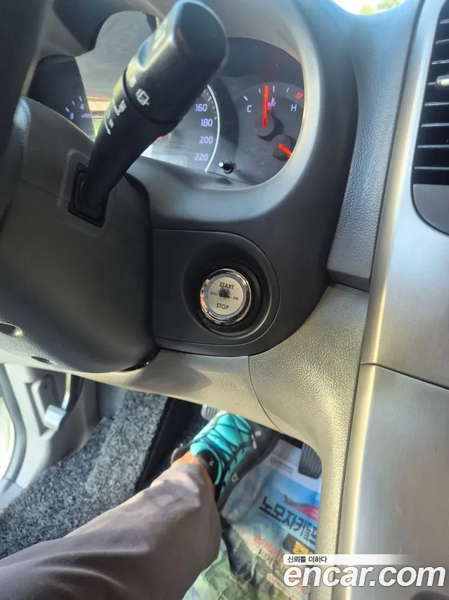 Kia Carnival 2013 thumb 10