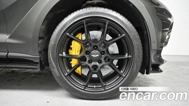 Astonmartin DBX 2023 thumb 5