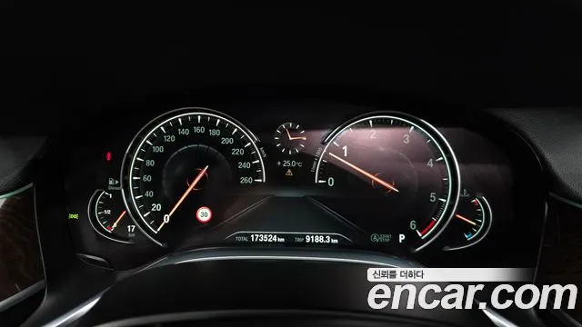 BMW 7-Series 2016 thumb 8
