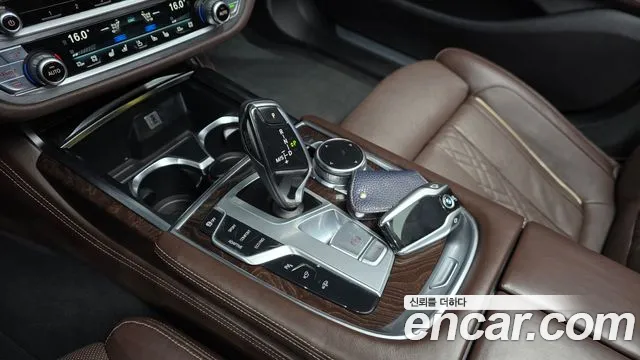 BMW 7-Series 2016 thumb 9