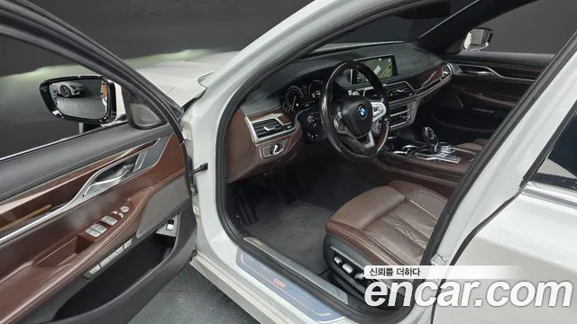 BMW 7-Series 2016 thumb 10