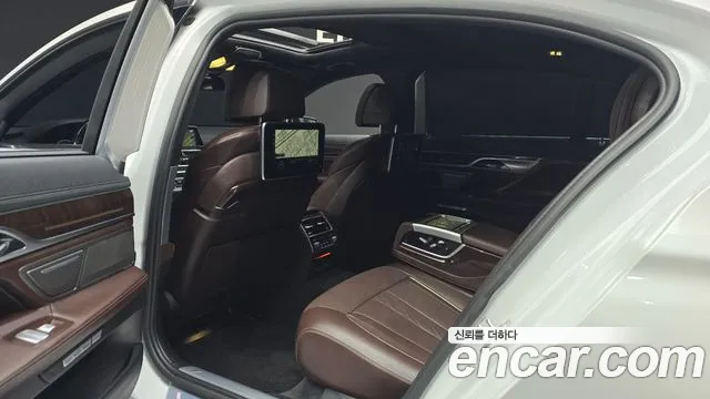 BMW 7-Series 2016 thumb 11