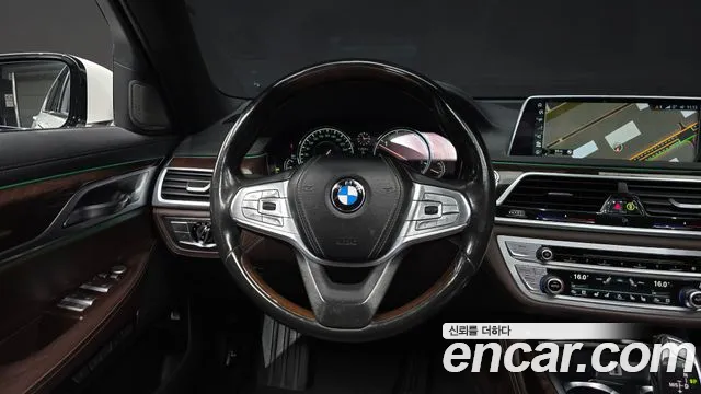 BMW 7-Series 2016 thumb 12