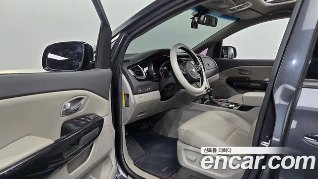 Kia Carnival 2015 thumb 10