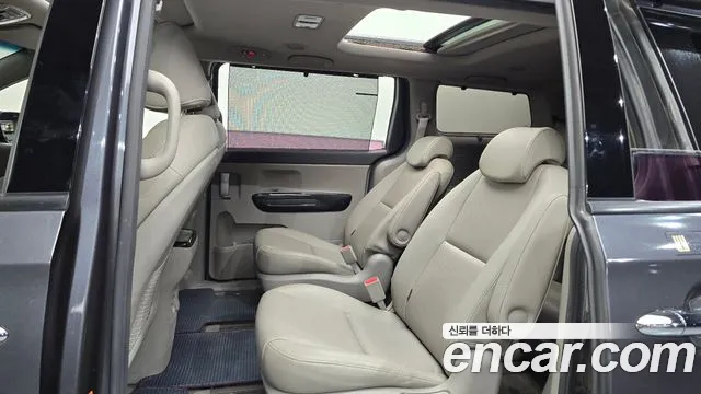 Kia Carnival 2015 thumb 11