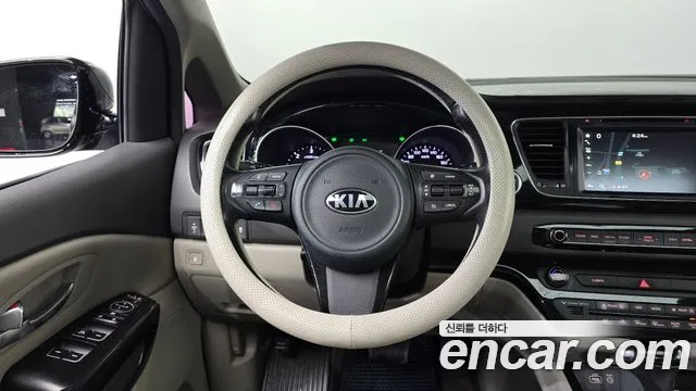 Kia Carnival 2015 thumb 12