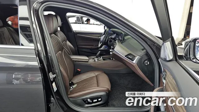 BMW 5-Series 2019 thumb 11