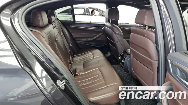 BMW 5-Series 2019 thumb 12