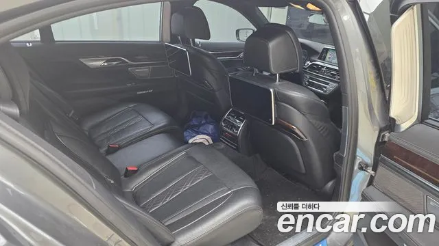 BMW 7-Series 2016 thumb 6