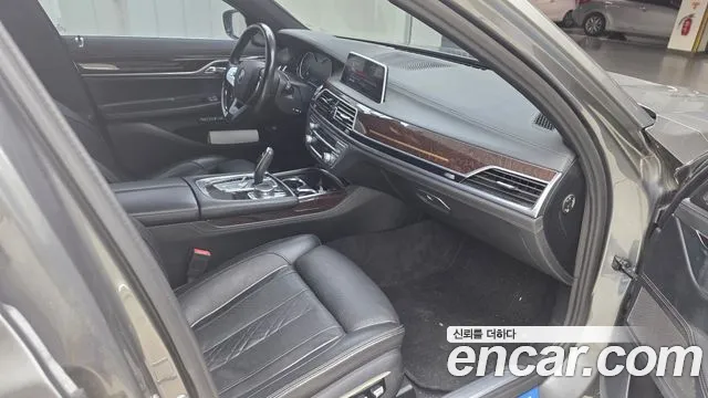 BMW 7-Series 2016 thumb 7