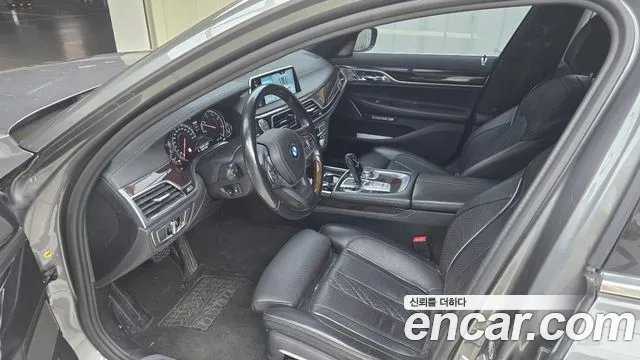 BMW 7-Series 2016 thumb 8