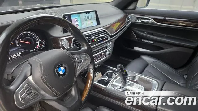 BMW 7-Series 2016 thumb 9