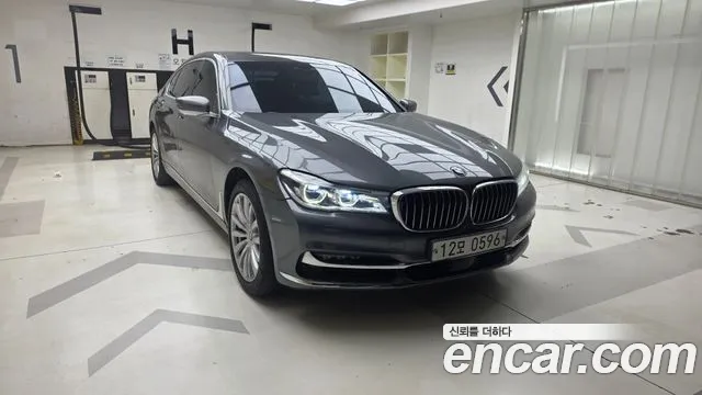 BMW 7-Series 2016 thumb 12