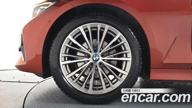 BMW 3-Series 2020 thumb 4
