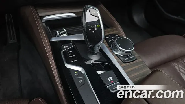 BMW 5-Series 2017 thumb 9
