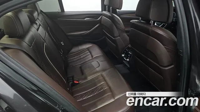 BMW 5-Series 2017 thumb 11